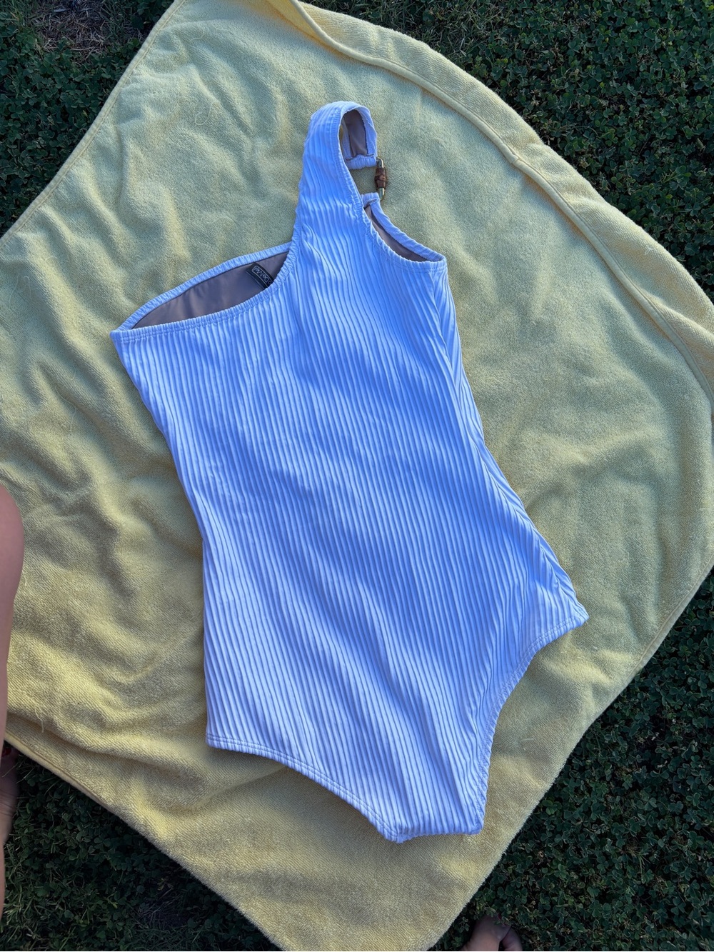 So De Mel White Ribbed One-Shoulder Swim Top with Buckle - Picture 2 of 4